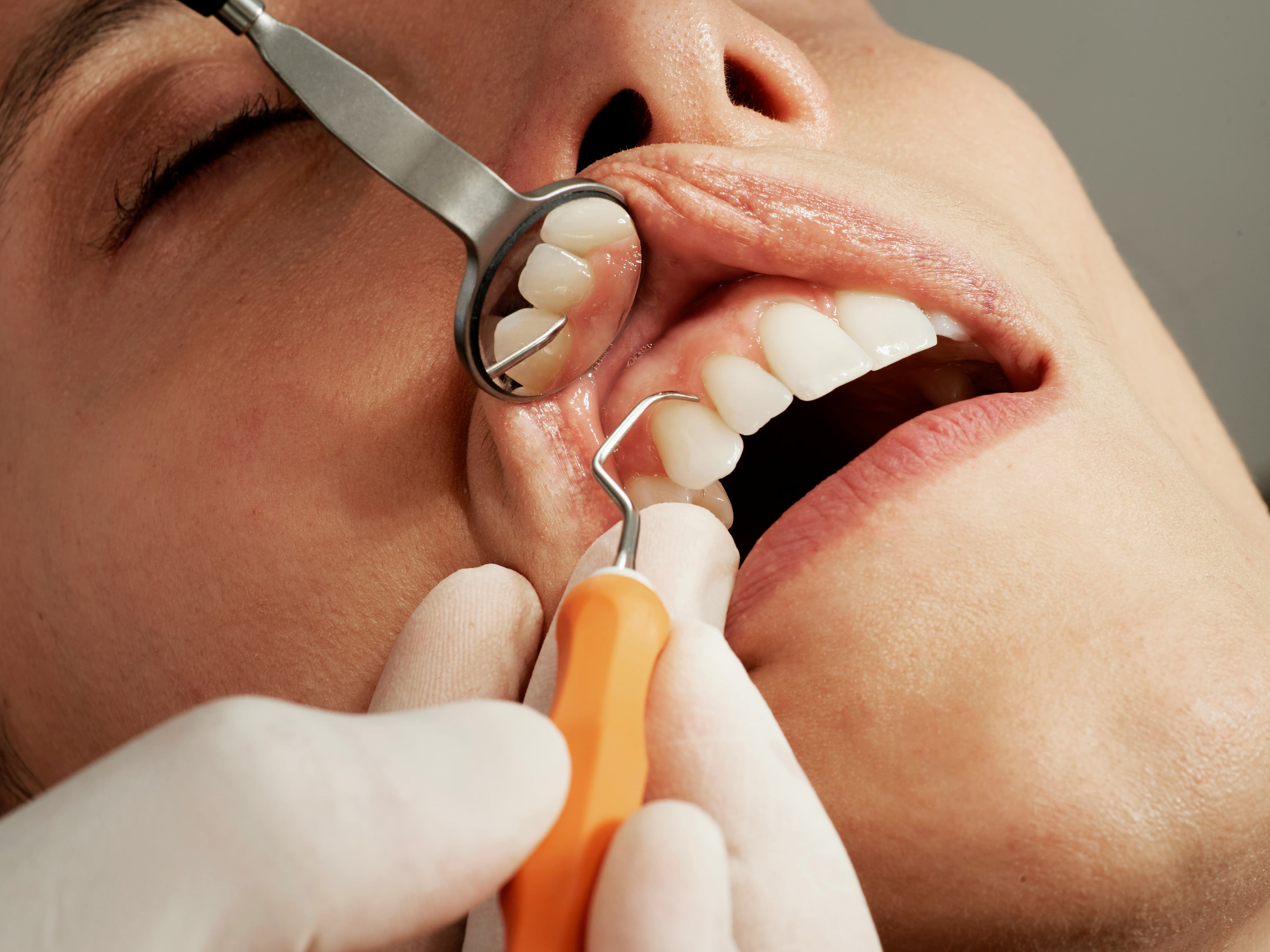 Professional dental treatment room at eviDent clinic with state-of-the-art technology